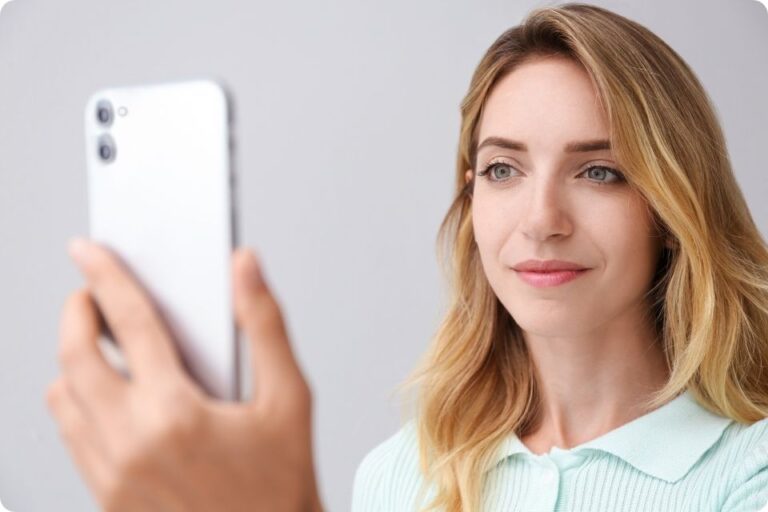 Authentification faciale avec téléphone pour l'inscription biométrique et la vérification faciale.