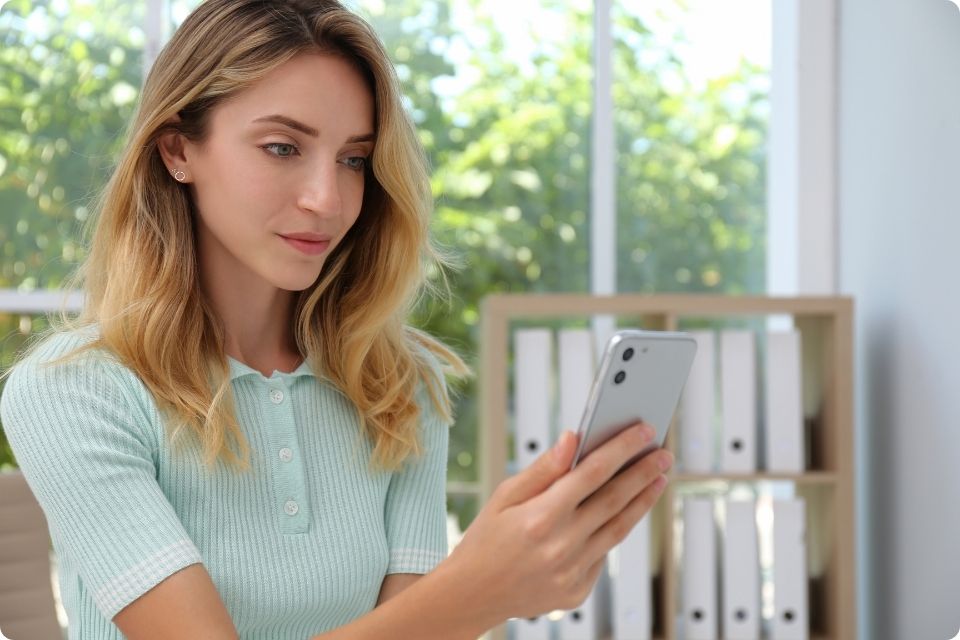 Authentification faciale avec téléphone pour l'inscription biométrique et la vérification faciale.